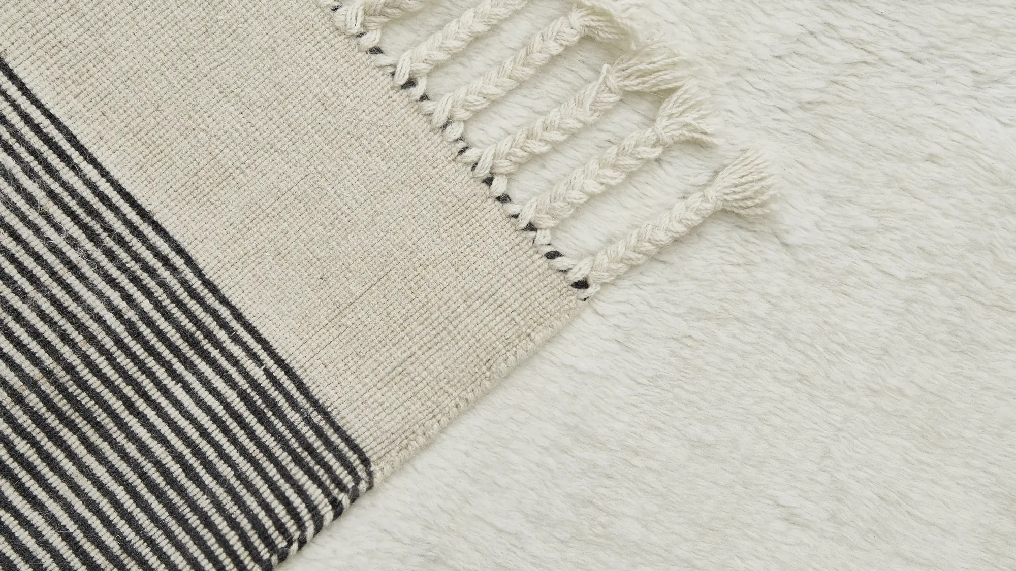 фото ковра HEDEBY Wool white/black от магазина HandsGallery