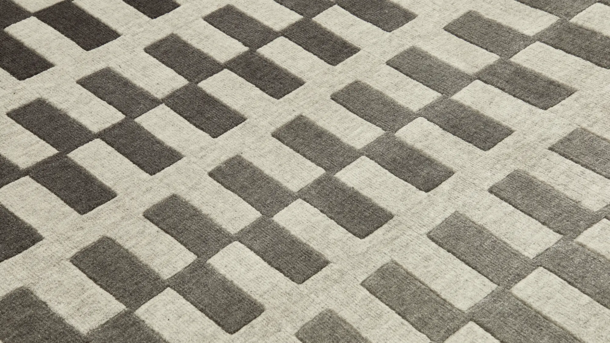 фото ковра GEOMETRIA London Fog/Ebony Slate от магазина HandsGallery