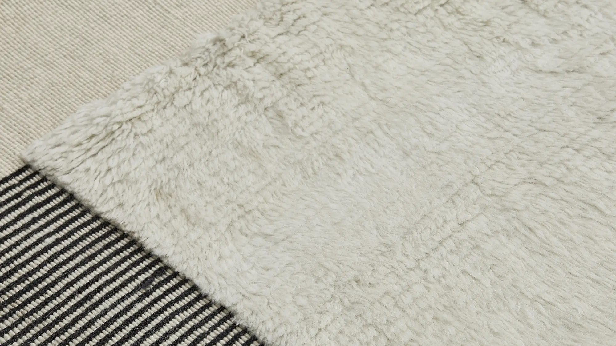 фото ковра HEDEBY Wool white/black от магазина HandsGallery