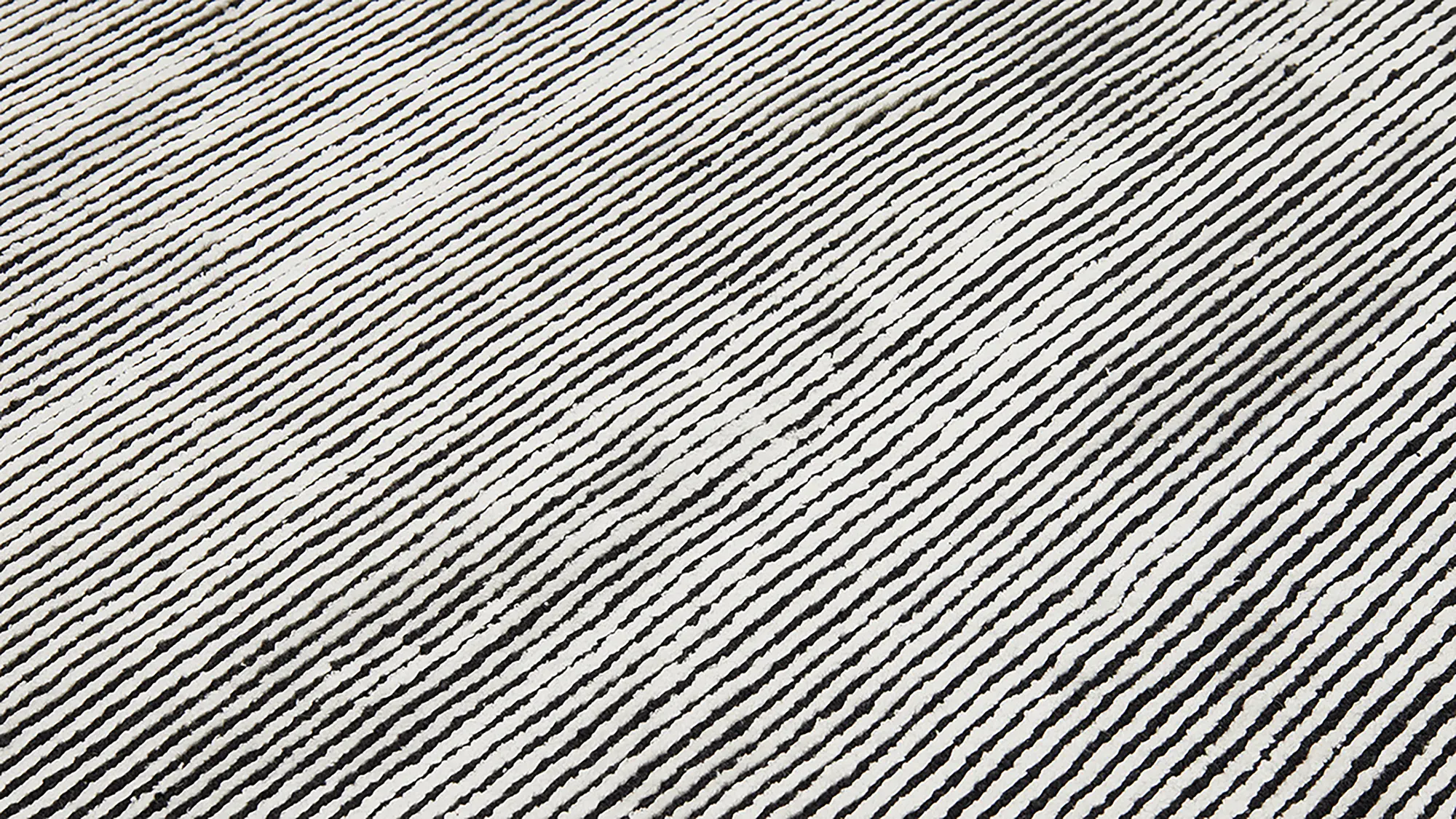 фото ковра PURE BLACK/WHITE HIGH PILE от магазина HandsGallery