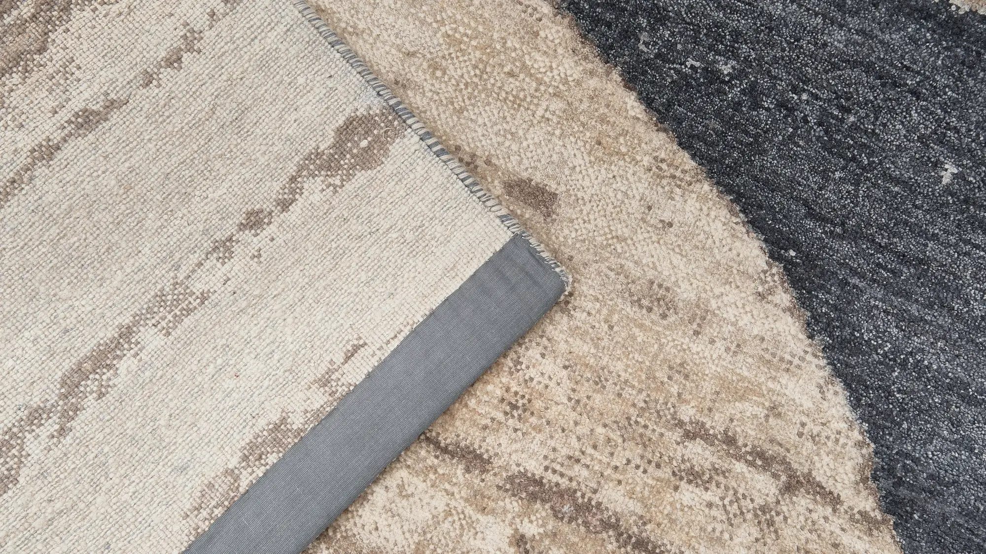 фото ковра ABSTRACTIO CAD-424/Black beige H от магазина HandsGallery