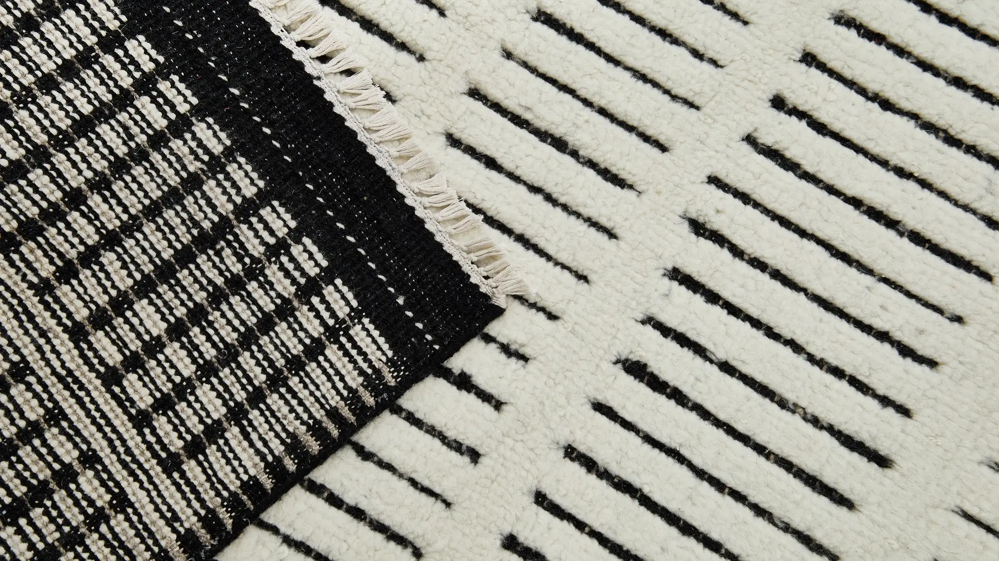 фото ковра HEDEBY Undyed White/Ebony от магазина HandsGallery