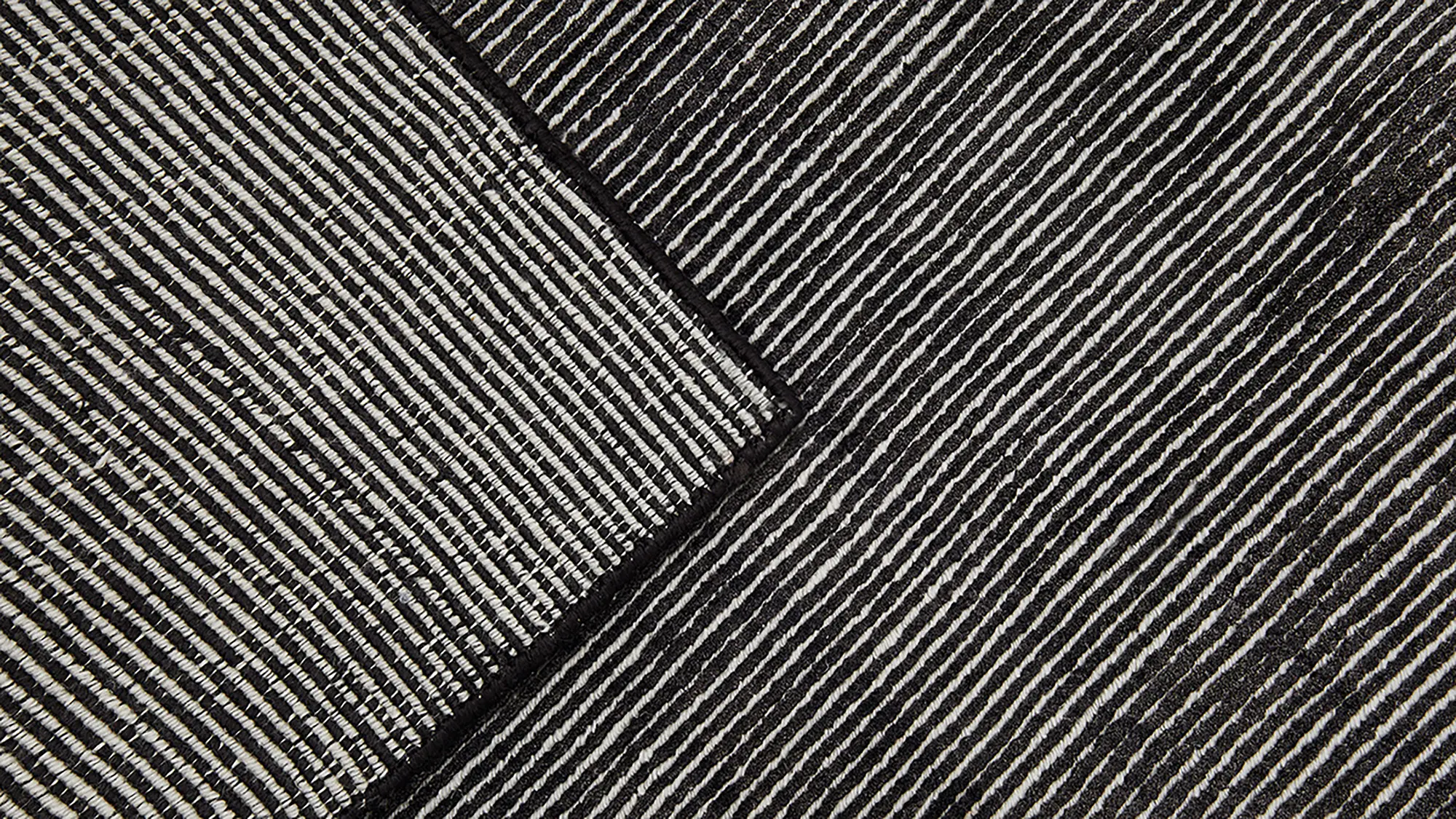 фото ковра PURE WHITE/BLACK HIGH PILE от магазина HandsGallery