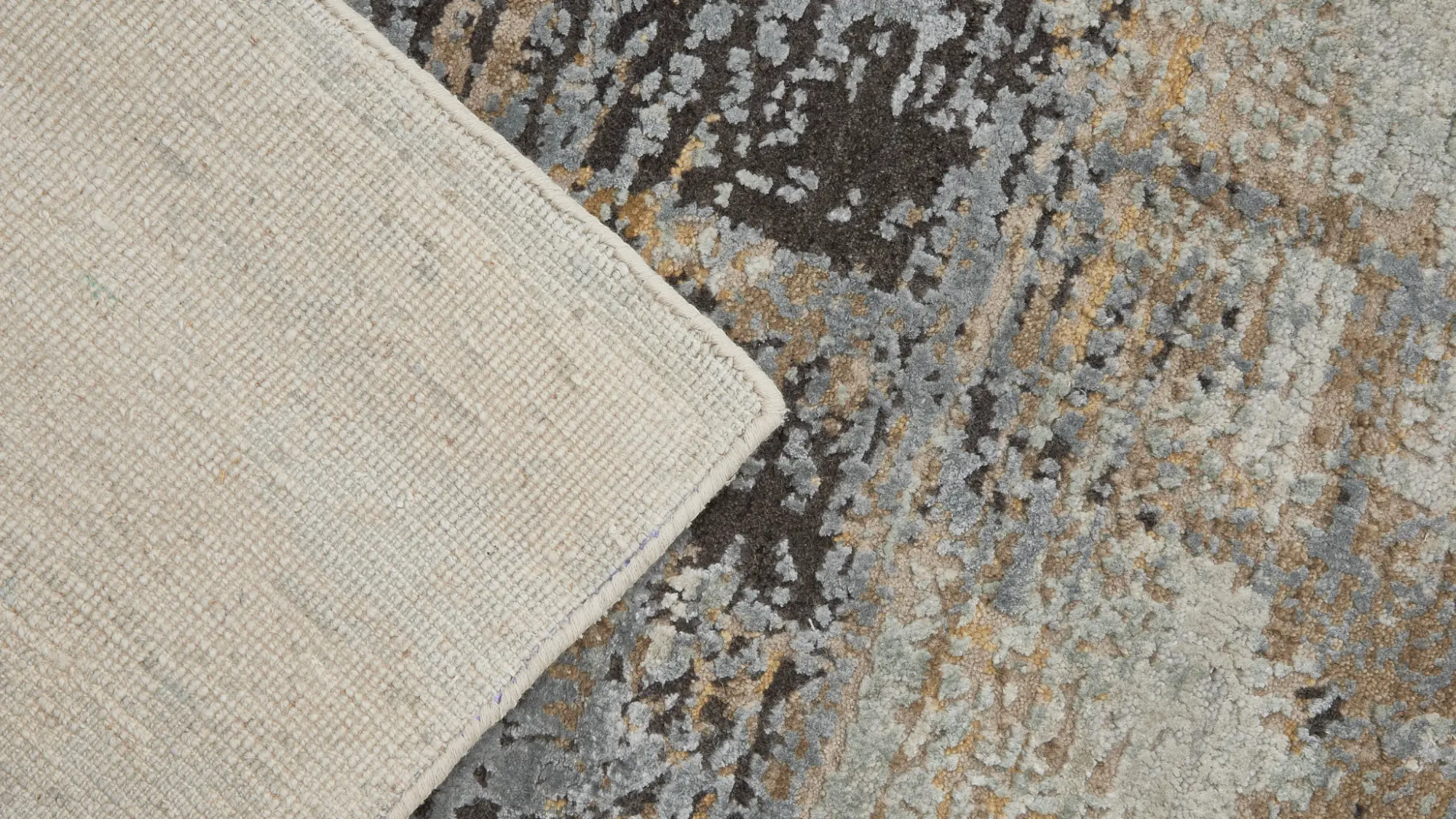 фото ковра ABSTRACTIO White/Medium Gold от магазина HandsGallery