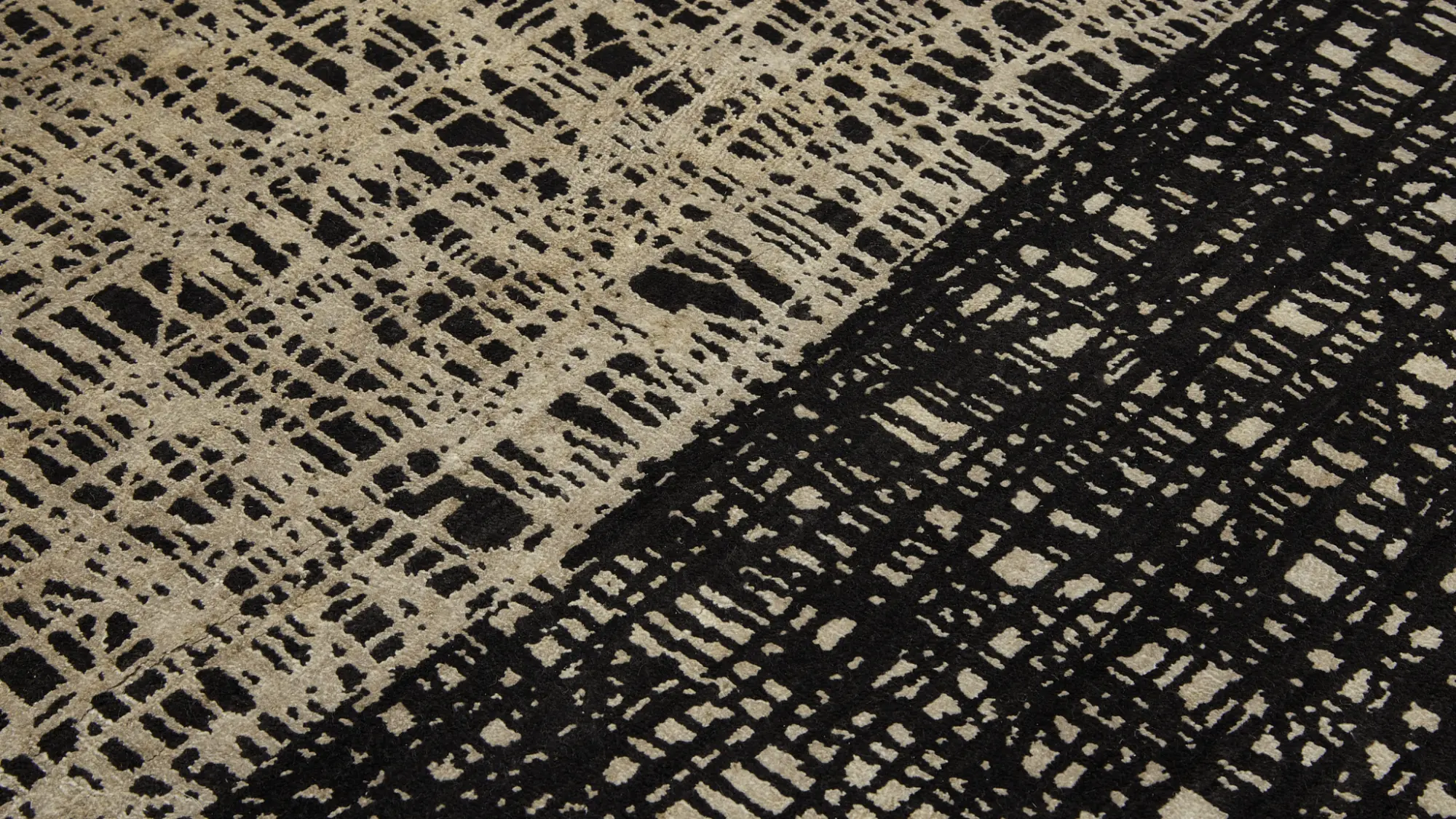 фото ковра ABSTRACTIO Caviar/Classic Gray от магазина HandsGallery