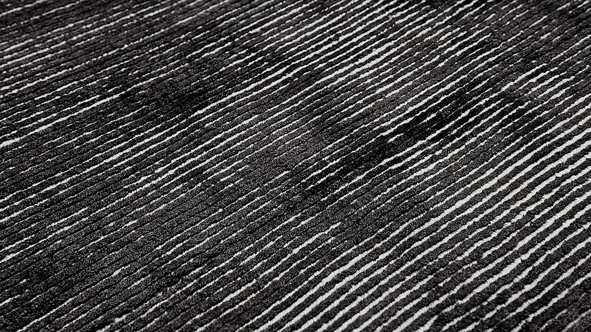 фото ковра PURE WHITE/BLACK HIGH PILE от магазина HandsGallery