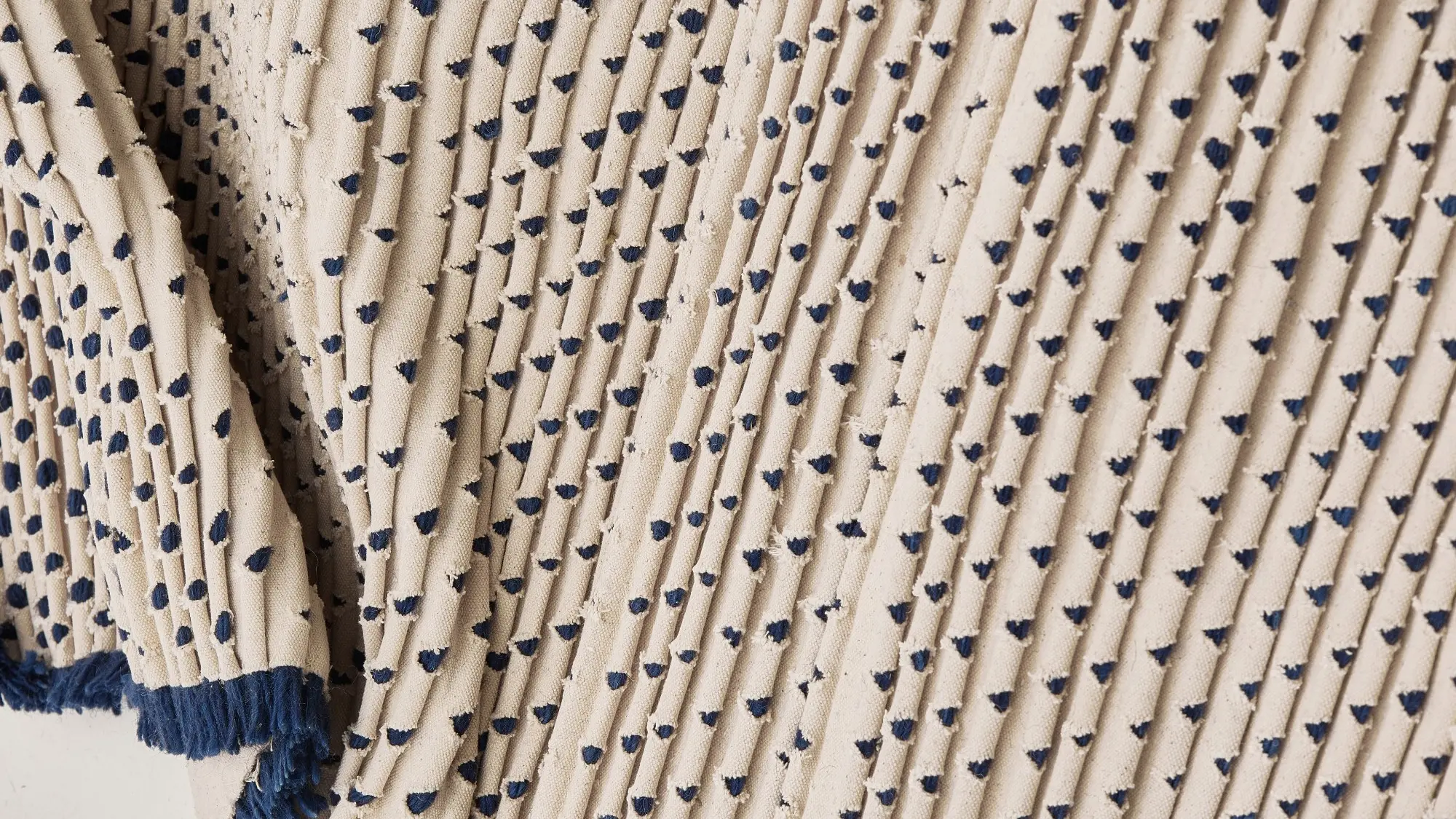 фото ковра WALLART Undyed White/Navy Blue от магазина HandsGallery