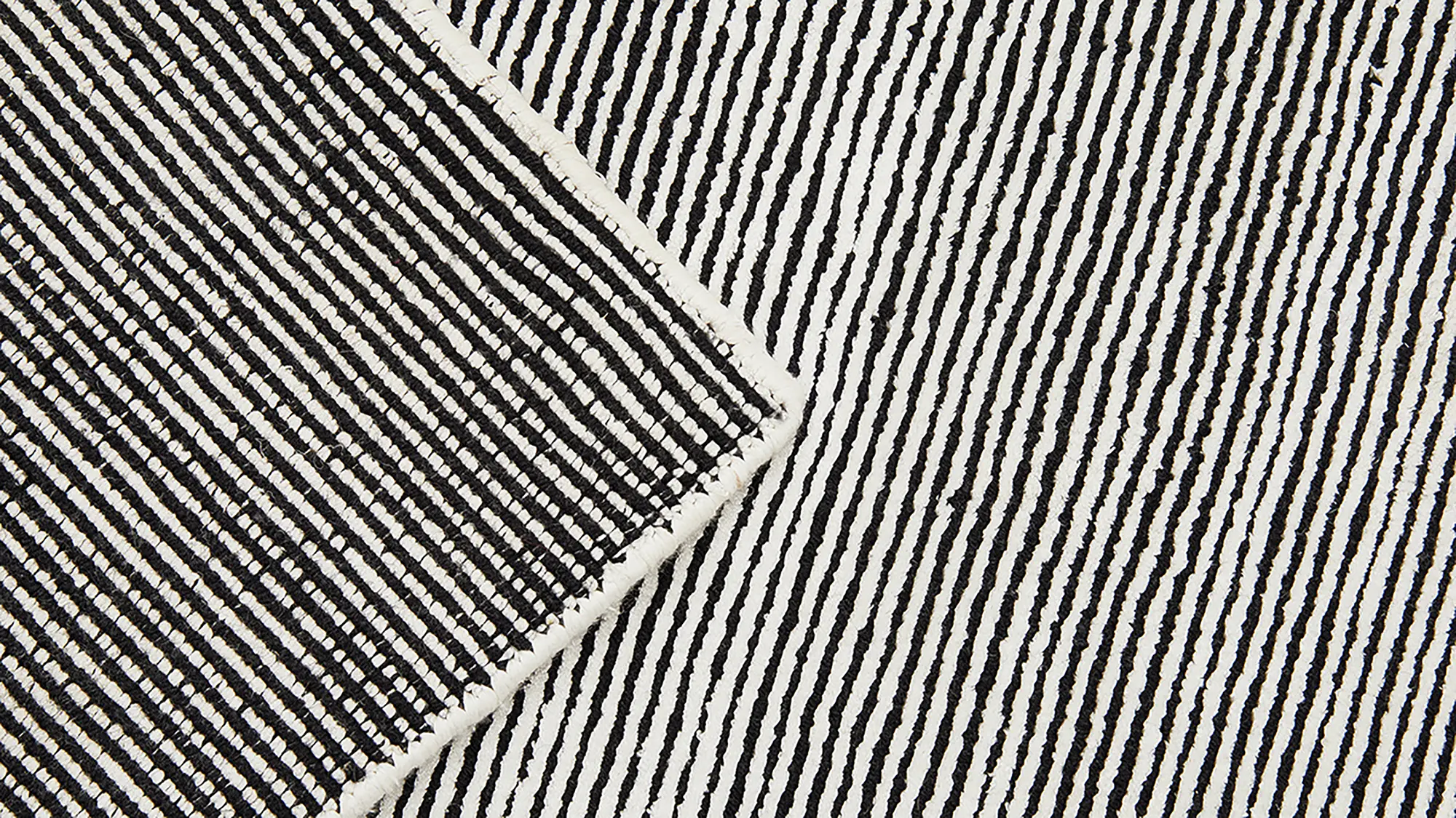 фото ковра PURE BLACK/WHITE HIGH PILE от магазина HandsGallery