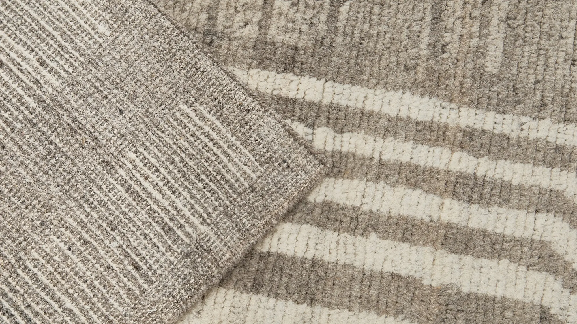 фото ковра HEDEBY Natural Beige/Medium Taupe от магазина HandsGallery