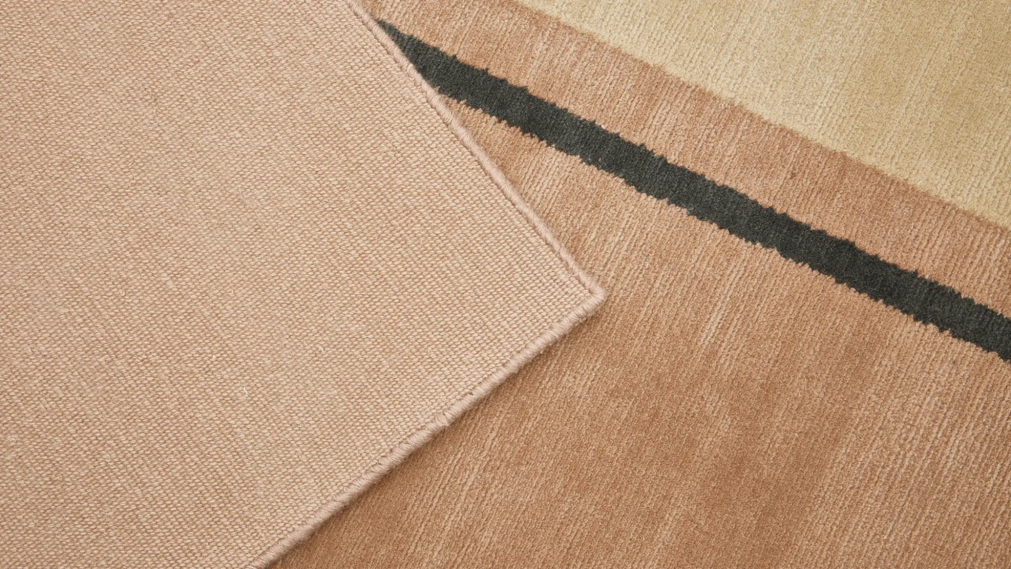 фото ковра GEOMETRIA Apricot/Soft Gold от магазина HandsGallery
