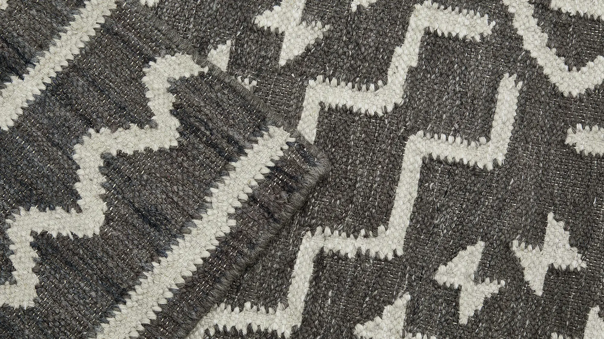 фото ковра DHURRIE Liquorice/Beige от магазина HandsGallery